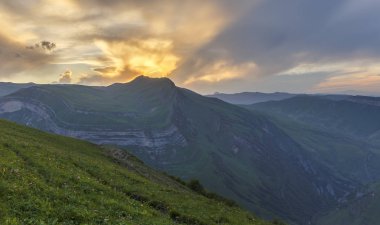 Azerbaycan'ın dağlarda yaz günbatımı