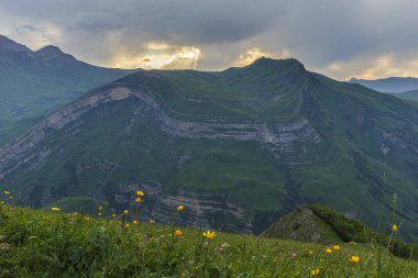 Azerbaycan'ın dağlarda yaz günbatımı