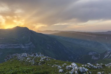 Azerbaycan'ın dağlarda yaz günbatımı