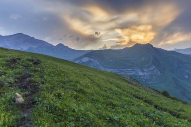 Azerbaycan'ın dağlarda yaz günbatımı