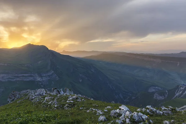 Azerbaycan'ın dağlarda yaz günbatımı