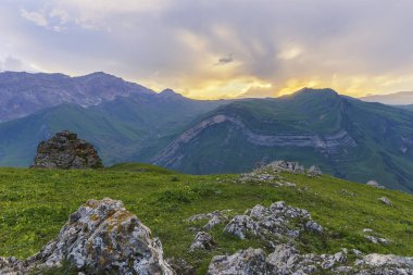 Azerbaycan'ın dağlarda yaz günbatımı