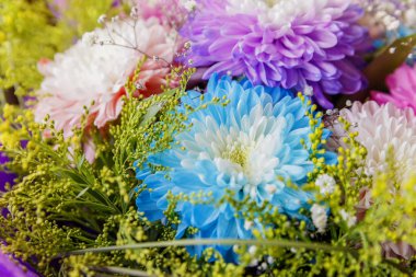 Farklı renk krizantem gelen buket