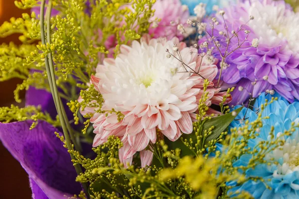 Farklı renk krizantem gelen buket