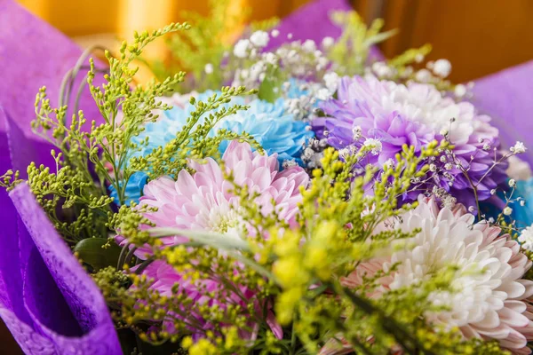 Farklı renk krizantem gelen buket