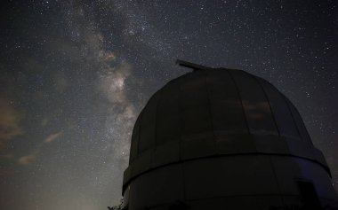 Bir Gözlemevi Samanyolu karşı küçük bir teleskop bir kubbe