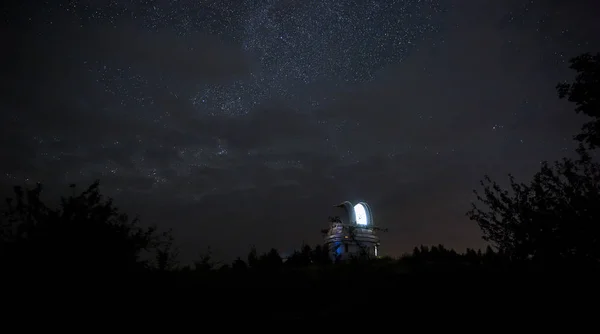 Cúpula Abierta Pequeño Telescopio Observatorio Fondo Del Cielo Estrellado — Foto de Stock