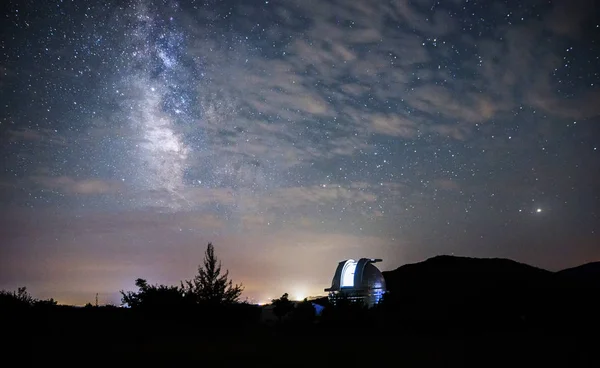 Открытый Купол Большого Телескопа Обсерватории Фоне Звездного Неба — стоковое фото