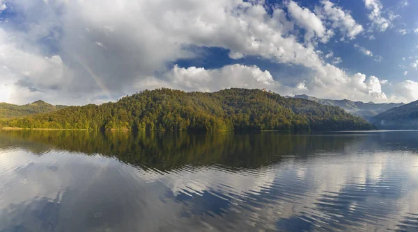 Lago Goygol en Azerbaiyán en septiembre — Foto de Stock