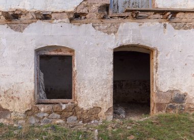 Eski çöken binanın duvarına