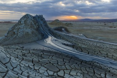 Gün batımında Qobustan içinde çamur volkanlar