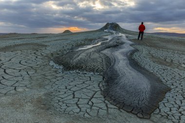 Gün batımında Qobustan içinde çamur volkanlar