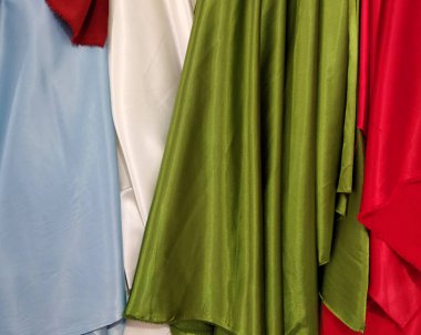 Dükkanda satılan kumaş ve rulo