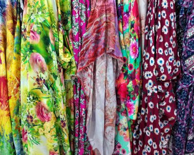 Dükkanda satılan kumaş ve rulo