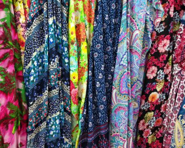 Dükkanda satılan kumaş ve rulo