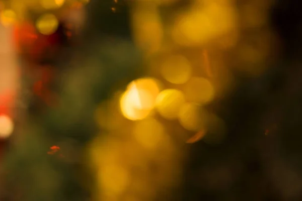 Árbol Navidad Con Guirnaldas Fuera Foco — Foto de Stock