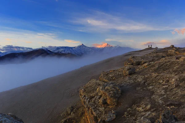 Dua Fotografer Dan Anjing Bertemu Fajar Pegunungan — Stok Foto