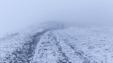 Kış alan siste iki turist geçmesi