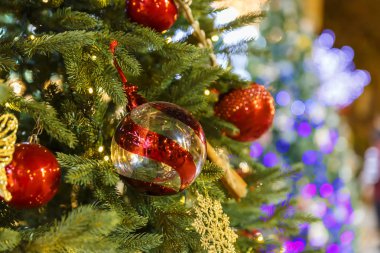 bir Noel ağacına asılı Noel oyuncaklar