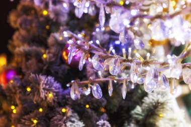 bir Noel ağacına asılı Noel oyuncaklar