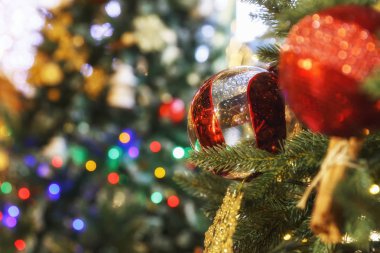 bir Noel ağacına asılı Noel oyuncaklar