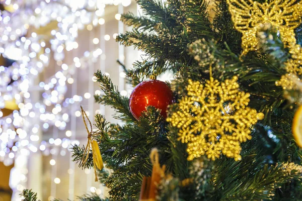 Weihnachtsspielzeug hängt am Weihnachtsbaum — Stockfoto