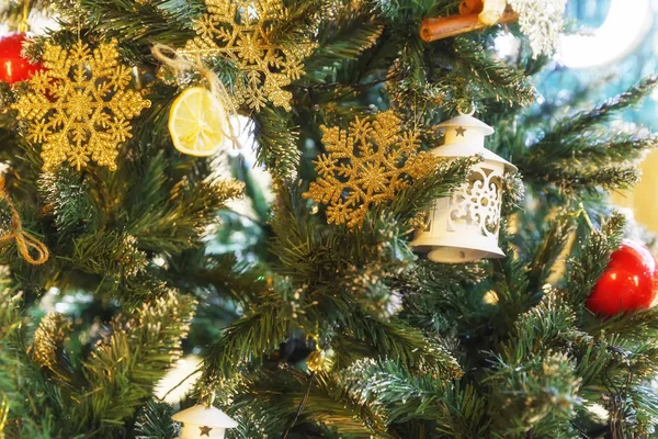 Juguetes de Navidad colgados en un árbol de Navidad — Foto de Stock