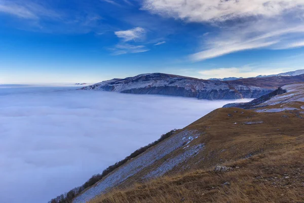 Wolken Kruipen Onder Bergen — Stockfoto