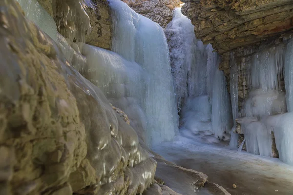 Cascade Gelée Dans Une Gorge Haute Dans Les Montagnes — Photo