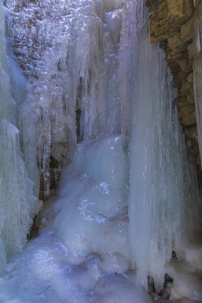 Cachoeira Congelada Desfiladeiro Alto Nas Montanhas — Fotografia de Stock