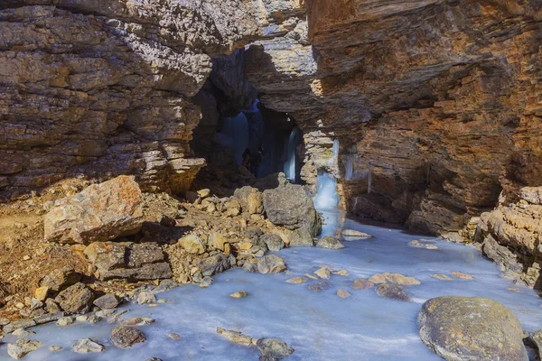 Cascade Gelée Dans Une Gorge Haute Dans Les Montagnes — Photo