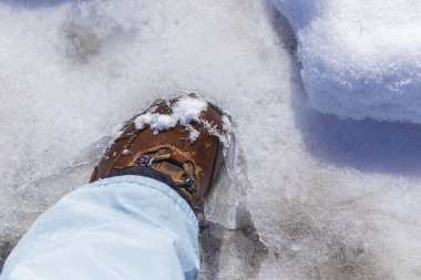 Ayakları karda trekking botları