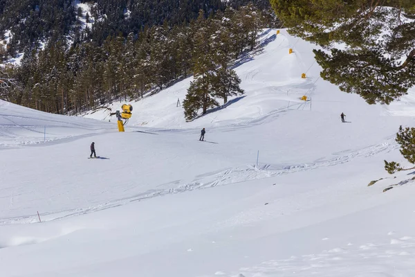 Les skieurs descendent la route de montagne — Photo