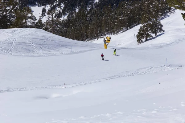 Los esquiadores bajan por el camino de la montaña —  Fotos de Stock
