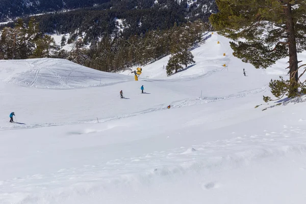 Les skieurs descendent la route de montagne — Photo