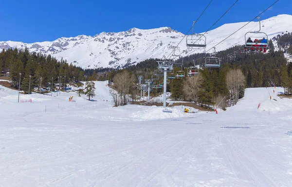 Les skieurs grimpent le téléphérique sur la colline — Photo