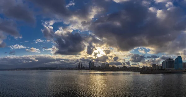 Coucher de soleil nuageux sur Bakou — Photo