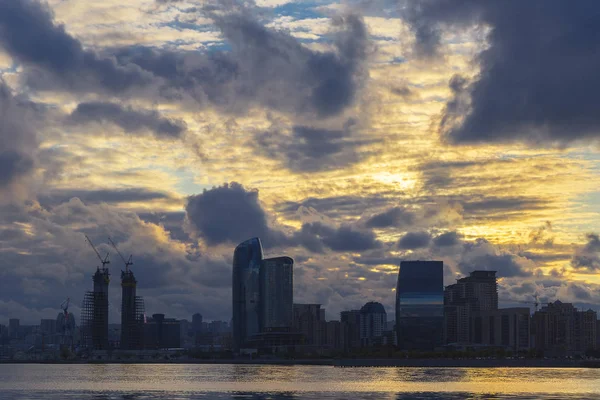 Nublado atardecer sobre Bakú — Foto de Stock