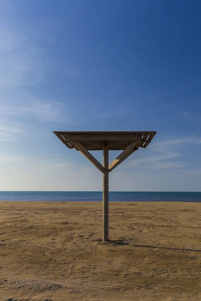 Parapluie de plage en bois au bord de la mer — Photo