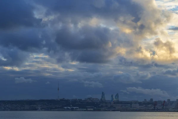 Συννεφιασμένο ηλιοβασίλεμα πάνω από το Μπακού — Φωτογραφία Αρχείου