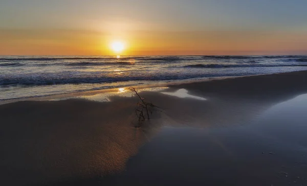 Схід сонця на узбережжі моря — стокове фото