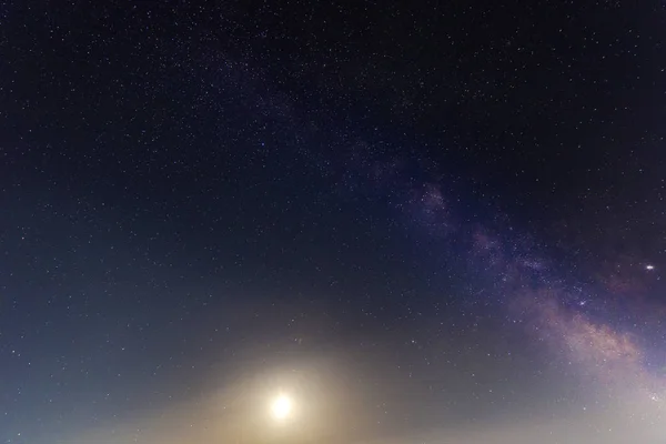 De Melkweg en de maan in de nachtelijke hemel — Stockfoto