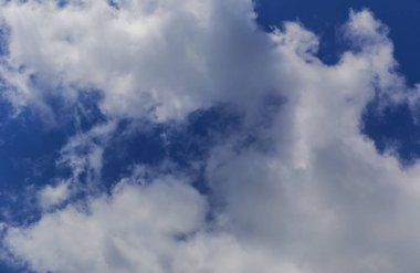 Mavi bir arkaplanda güzel bulutlar