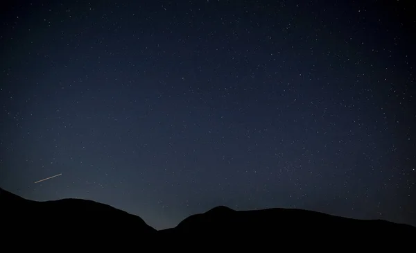La belleza del cielo estrellado en las montañas — Foto de Stock