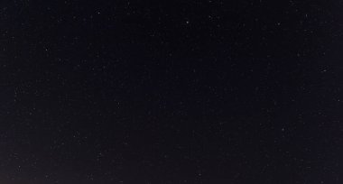 Dağlarda yıldızlı gökyüzünün güzelliği