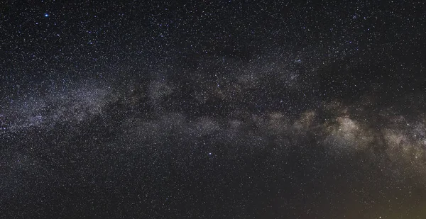 Panorama van de Melkweg in de bergen — Stockfoto