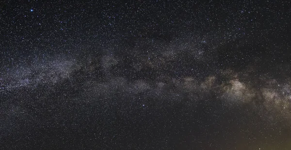 Panorama de la Voie lactée dans les montagnes — Photo