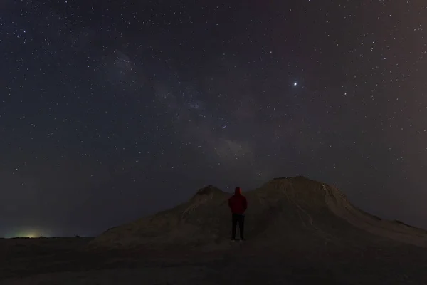 Vía Láctea sobre volcanes de barro — Foto de Stock