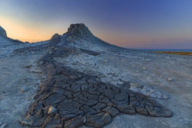 Gün batımında Qobustan içinde çamur volkanlar