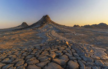 Gün batımında Qobustan içinde çamur volkanlar